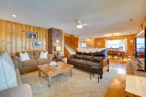 Χώρος καθιστικού στο Lakefront Queensbury Home Kayaks and Boat Dock