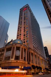 un edificio alto con un cartel encima en Hilton Chicago Magnificent Mile Suites, en Chicago