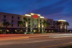 een hotel in een stadsstraat 's nachts met auto's bij Hampton Inn & Suites Stuart-North in Stuart