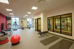 un gimnasio vacío con equipamiento de ejercicio en un edificio en Hilton Garden Inn Exton-West Chester, en Exton