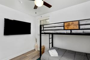 ナッシュビルにあるLorna Leisure House - Aのベッドルーム1室(二段ベッド2台、薄型テレビ付)が備わります。