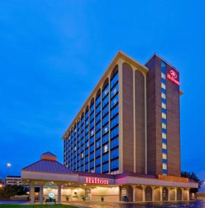 un edificio de hotel con un cartel de hilton en Hilton Springfield, en Springfield