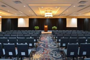 uma sala de conferências vazia com cadeiras e um pódio em Hilton Springfield em Springfield
