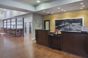 um lobby com um sinal feliz na parede em Hampton Inn & Suites Little Rock-Downtown em Little Rock