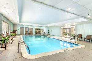 伯利恆的住宿－伯利恆漢普頓酒店及套房，在酒店房间的一个大型游泳池