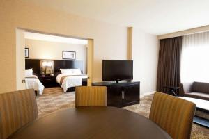 um quarto de hotel com duas camas e uma mesa e cadeiras em DoubleTree by Hilton Binghamton em Binghamton