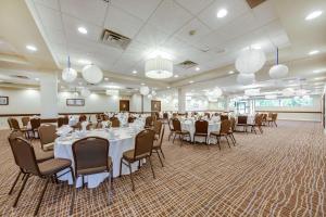 una sala de banquetes con mesas, sillas y lámparas de araña en DoubleTree by Hilton Binghamton, en Binghamton