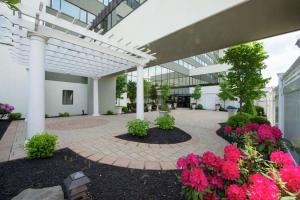 arium de um edifício com flores e um pátio em DoubleTree by Hilton Binghamton em Binghamton