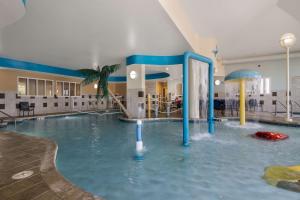 una piscina cubierta con un tobogán de agua en un edificio en Hilton Garden Inn Madison West/Middleton, en Middleton