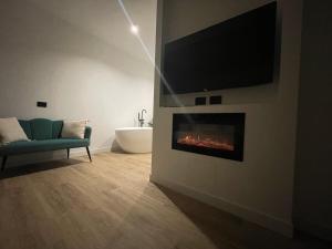 sala de estar con chimenea y TV en De Sio Village, en Peschici