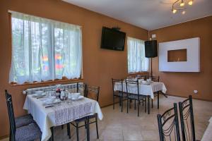 Guest House Slunchev Cviat tesisinde bir restoran veya yemek mekanı