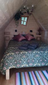 een slaapkamer met een bed op zolder bij les Refuges du Chalet in Sart-lez-Spa