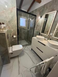 A bathroom at appart hôtel le 8 LE DUPLEX
