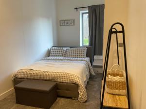 niewielka sypialnia z łóżkiem i drabiną w obiekcie Luxury 2 bedroom Flat Sutton w mieście Sutton
