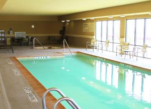 甘霖的住宿－斯威特沃特漢普頓旅館，大楼内带桌椅的大型游泳池