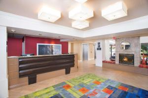 a lobby with a bar and a fireplace at Hampton Inn & Suites Annapolis in Annapolis