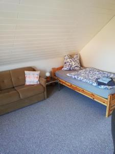 a living room with a couch and a bed at Ferienwohnung „An der olen Au“ in Tönnhausen