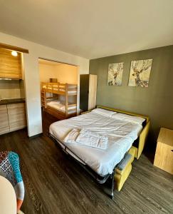 1 dormitorio con 1 cama grande en una habitación en Stay in Cervinia Deluxe Apartment, en Breuil-Cervinia
