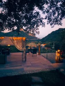 un patio con tenda, tavolo e sedie. di La Roccia Incantata Amalfi Coast a Vietri