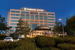 Un edificio con un cartel encima en Embassy Suites by Hilton Boston Waltham, en Waltham