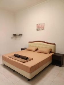 A bed or beds in a room at Miri Morsjaya HOMESTAY