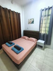A bed or beds in a room at Miri Morsjaya HOMESTAY