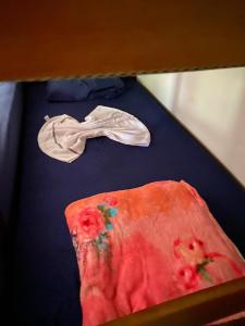 Em Busca Hostel في بونيتو: طاولة عليها قطعة قماش و إناء