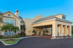 un grande edificio con palme di fronte di Homewood Suites by Hilton St. Petersburg Clearwater a Clearwater
