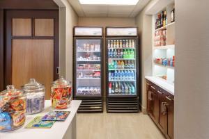 ein Geschäft mit zwei großen Kühlschränken und Getränken in der Unterkunft Homewood Suites by Hilton St. Petersburg Clearwater in Clearwater