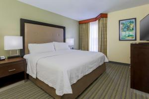 um quarto de hotel com uma cama grande e uma televisão em Homewood Suites by Hilton St. Petersburg Clearwater em Clearwater