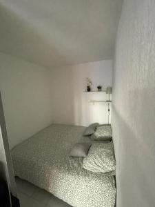 a bedroom with a bed with two pillows on it at Appartement proche mer in Cannes