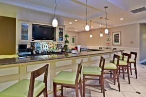 un bar dans un restaurant avec des chaises et un comptoir dans l'établissement Hilton Garden Inn Detroit/Novi, à Novi