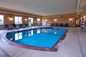 ein großer Pool in der Mitte eines Hotelzimmers in der Unterkunft Hampton Inn & Suites Longview North in Longview