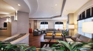 hol z kanapami, krzesłami i roślinami w obiekcie Embassy Suites by Hilton Anaheim North w mieście Anaheim
