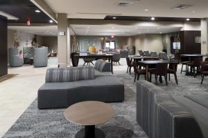 een lobby met tafels en banken en tafels en stoelen bij Courtyard Austin North/Parmer Lane in Austin