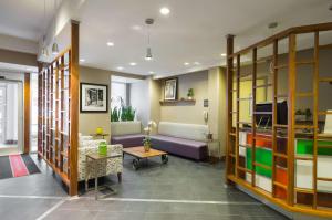 una sala de estar con un sofá y una mesa en Hampton Inn Manhattan Chelsea, en Nueva York