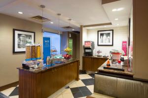 un vestíbulo con una tienda con un mostrador con aperitivos en Hampton Inn Manhattan Chelsea, en Nueva York