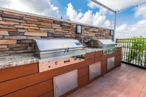 una cocina al aire libre con una pared de piedra en Fairfield Inn & Suites by Marriott Houston League City, en League City