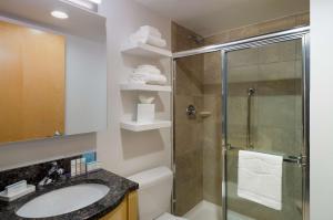 een badkamer met een douche, een toilet en een wastafel bij Hampton Inn Manhattan - Times Square South in New York