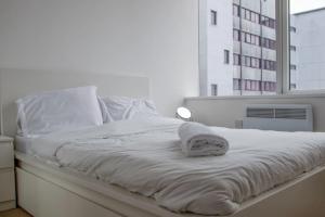 Ένα ή περισσότερα κρεβάτια σε δωμάτιο στο Penthouse apartment with skyline cityview