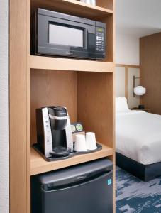 een hotelkamer met een koffiezetapparaat en een magnetron bij Fairfield Inn & Suites by Marriott Houston League City in League City