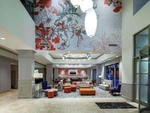 a lobby with couches and chairs and a lobby withrazenecarazenecarazen at Hilton Garden Inn Omaha Downtown-Old Market Area in Omaha