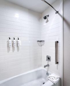 聯盟市的住宿－Fairfield Inn & Suites by Marriott Houston League City，白色的浴室设有浴缸和水槽。