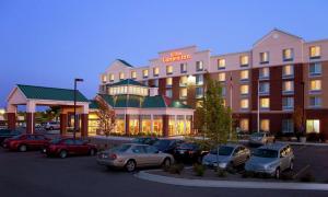 un hotel con auto parcheggiate in un parcheggio di Hilton Garden Inn Naperville/Warrenville a Warrenville