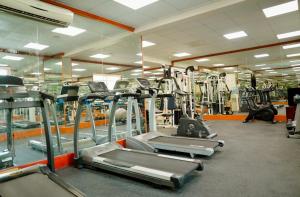 Fitness centrum a/nebo fitness zařízení v ubytování Safeer International Hotel By Brothers International