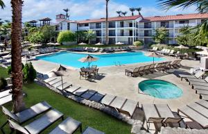 Embassy Suites by Hilton Palm Desert tesisinde veya buraya yakın yüzme havuzu