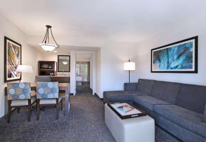 Embassy Suites by Hilton Palm Desert的休息区