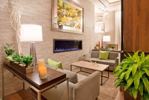 uma sala de estar com um sofá e uma televisão em Hilton Garden Inn New York Central Park South-Midtown West em Nova York
