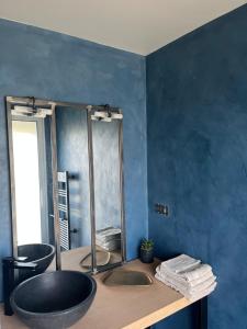 een badkamer met twee wastafels en een grote spiegel bij This one in Concarneau +19 foto's