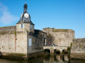 een kasteel met een klokkentoren erop bij This one in Concarneau